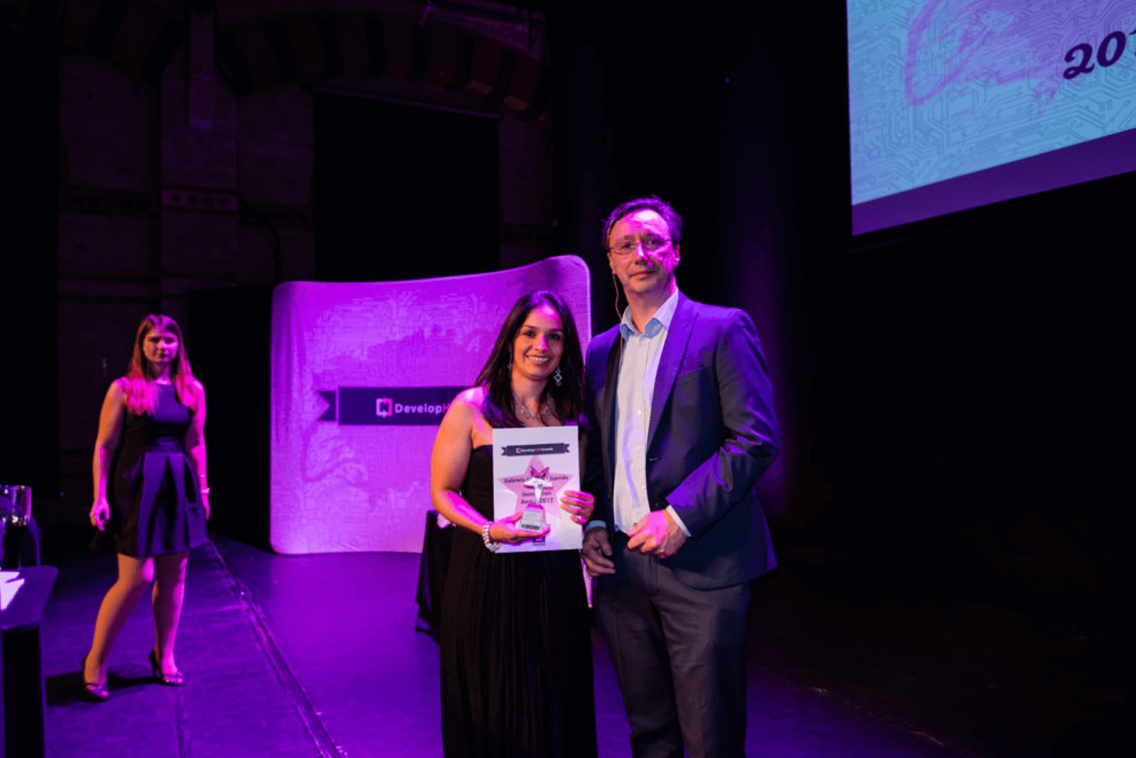 coderus sponsor mark thomas presenting award at 2017 developher awards